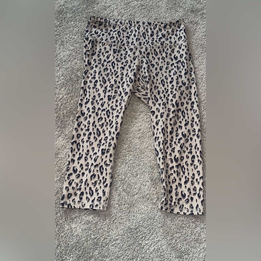Old Navy Active Leopard Print Leggings - Picture 6 of 10